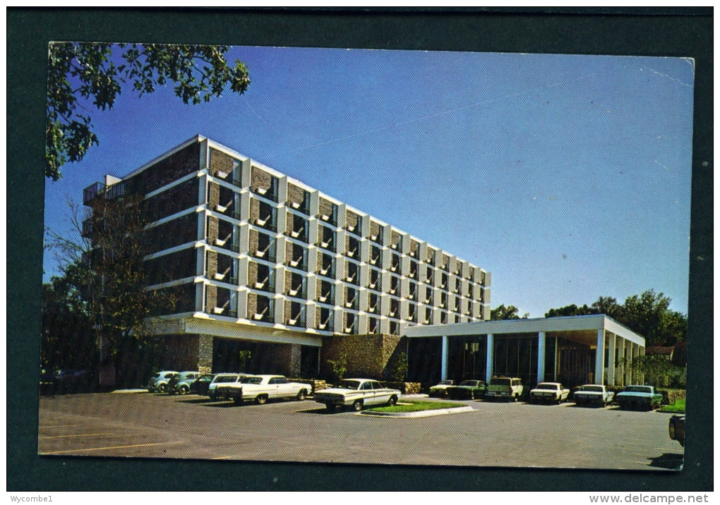 USA  -  Manhatten  University Ramada Inn  Unused Postcard As Scan - Manhattan