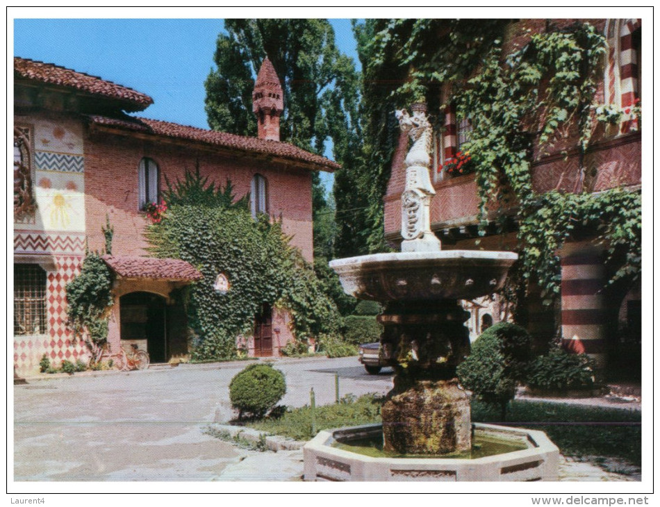 (224) Italy - Grazzano Visconti Fountain - Monuments