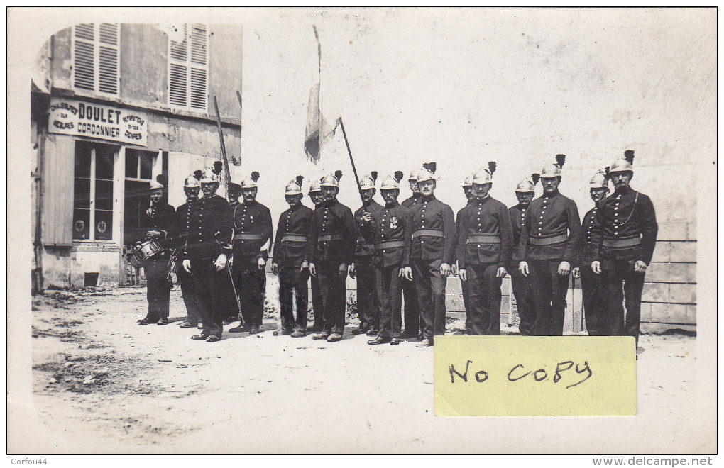 EPERNAY : Revue Des Sapeurs Pompiers  Rue Cochatelle Devant Le Cordonnier DOULET Au N°19- Superbe Carte Photo - Commerce - Sapeurs-Pompiers