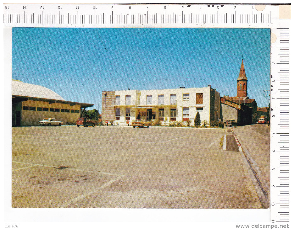 ALBIAS    -    La   Salle  Des   Fêtes, La  Mairie   Et   La  Poste -  Véhicules  Anciens - Albias