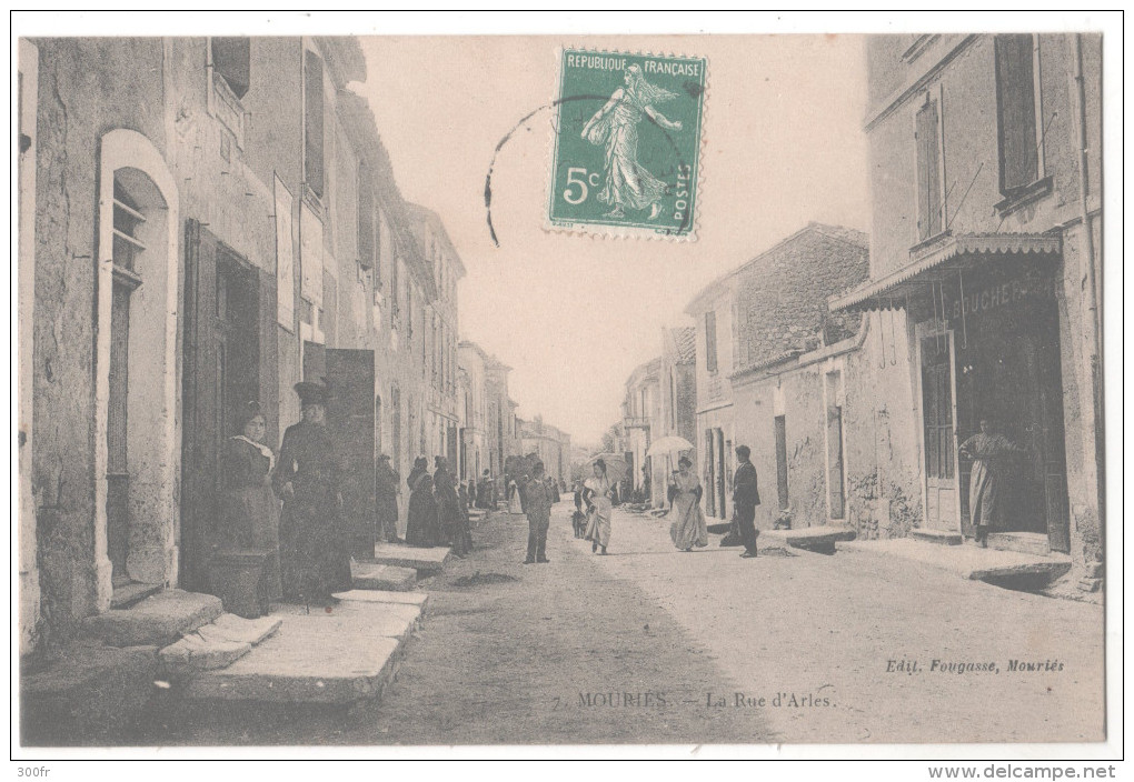 CP RARE MOURIES RUE D'ARLES (13 BOUCHES DU RHONE) Animée Hommes Femmes Devanture Boucherie - Other & Unclassified