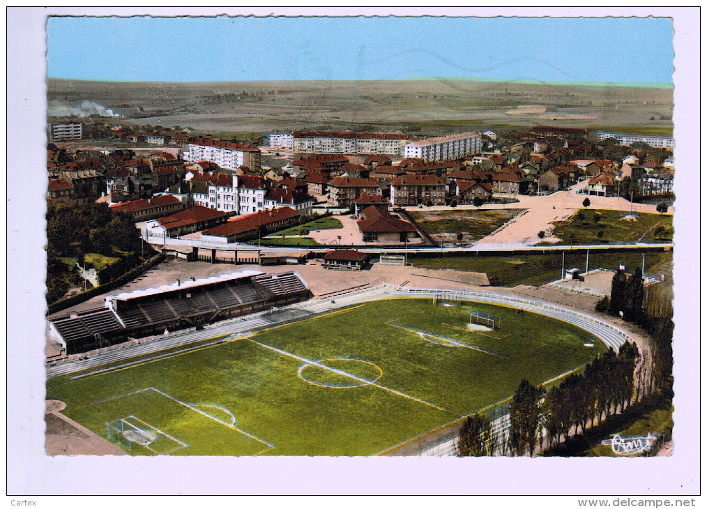 7489   CPM   LONGWY  ; Le Stade Municipal   , Carte Photo 1967 - Longwy