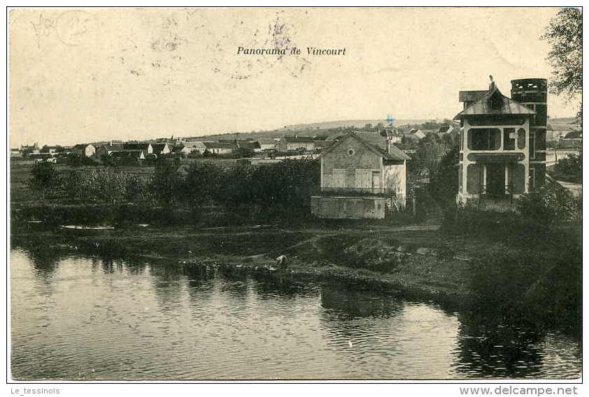 JOUY-LE-MOUTIER (95) - Vue Panoramique De Vincourt Sur La Ville Avec Femme Lavant Son Linge Dans La Rivière. - Jouy Le Moutier