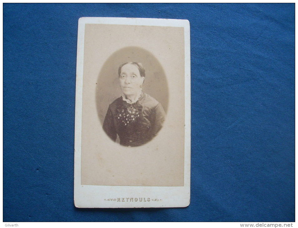 Photo CDV Reynouls à Béziers  - Portrait En Médaillon Femme Agée Circa 1875  L229 - Anciennes (Av. 1900)