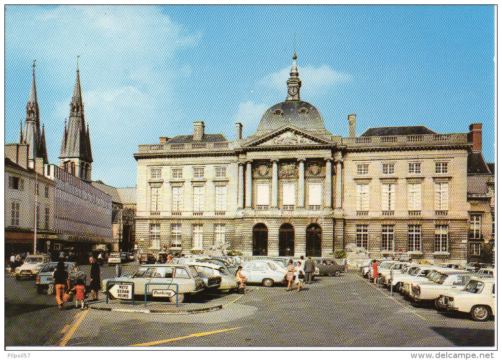 51 CHALONS SUR MARNE - Place Du Maréchal Foch Et L'Hôtel De Ville - Châtillon-sur-Marne