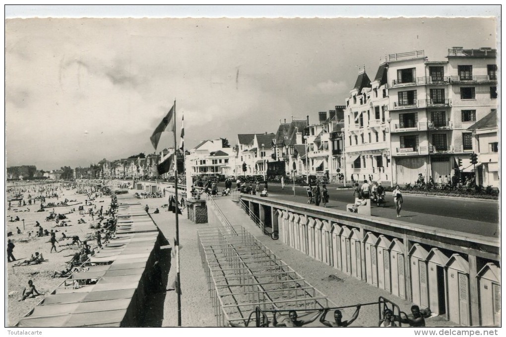 CPA 44  LA BAULE LE RAMBLAI ET LA PLAGE - La Baule-Escoublac