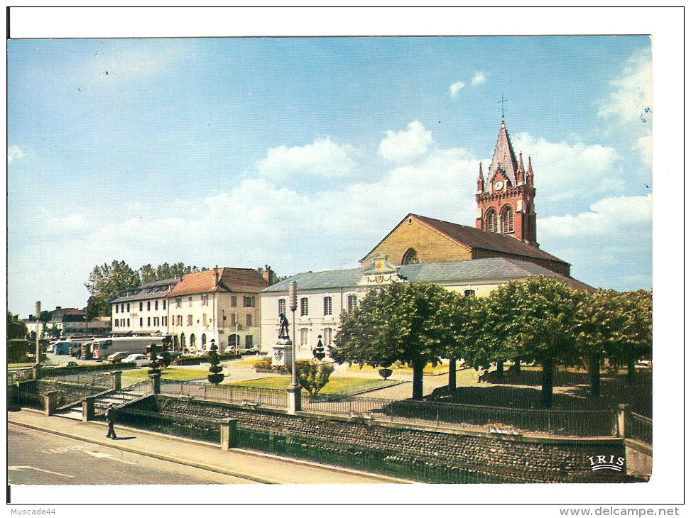 VIC DE BIGORRE - PLACE DE LA MAIRIE - Vic Sur Bigorre