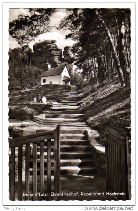 Dahn - S/w Ehrenfriedhof Kapelle Mit Hochstein - Dahn