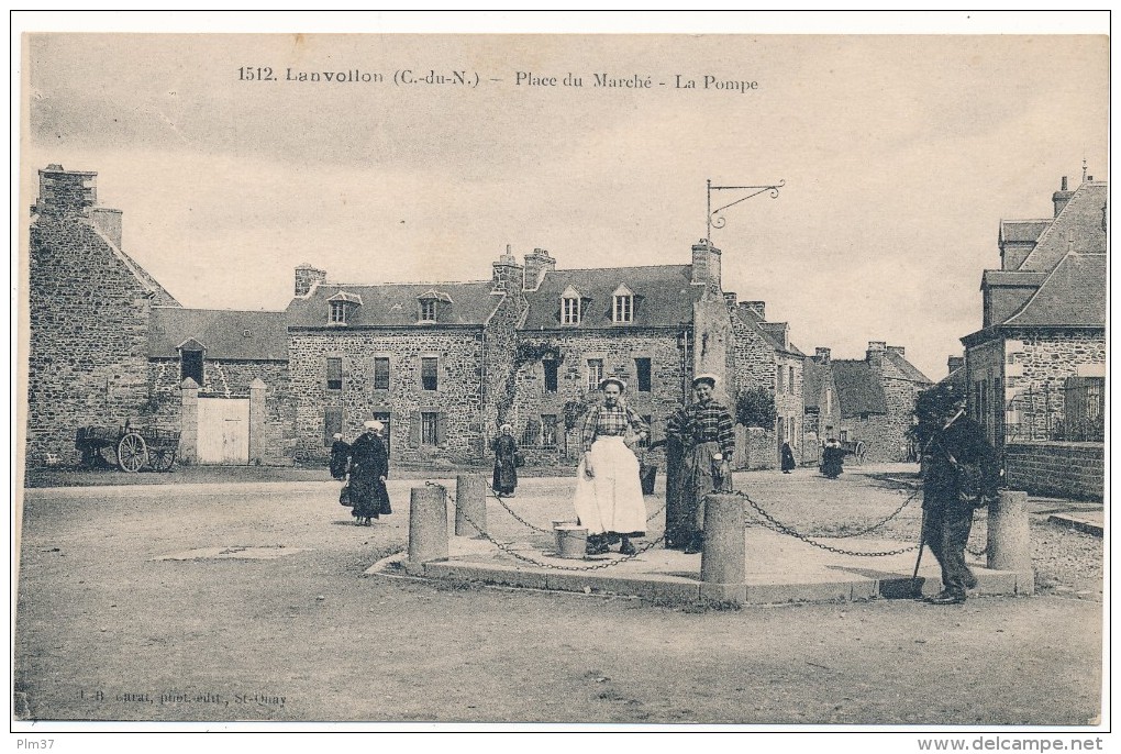 LANVOLLON - Place Du Marché, La Pompe - Lanvollon