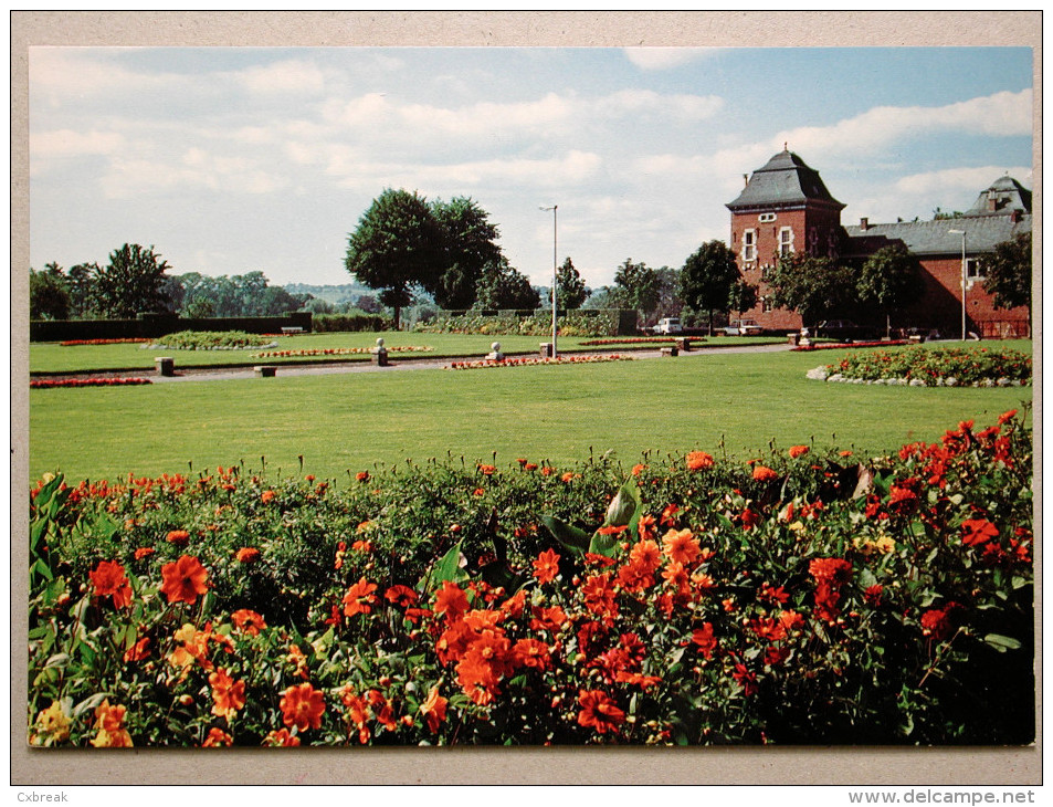 Domaine Provincial De Wégimont, Ayeneux, Le Parc Et L'aile Sud Du Château Vus Du Parking - Soumagne