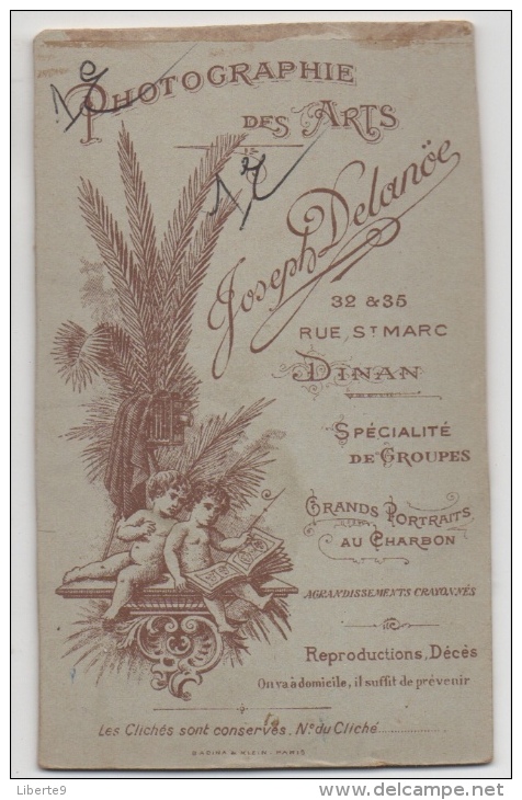 Garçonnet Avec Cerceau Devant La Caserne De DINAN - Photo CDV Surréalisme Photo Montage Surréaliste - Anciennes (Av. 1900)