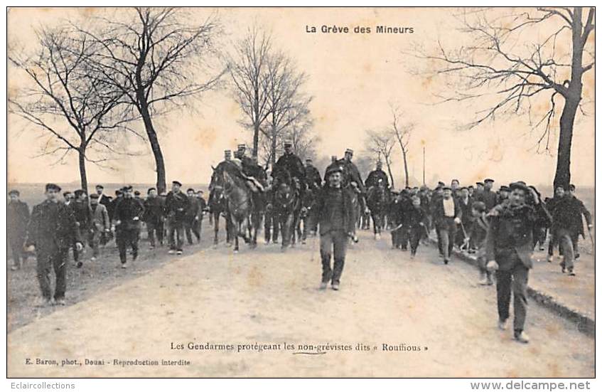 Douai     59      Gendarmes Protégeant Les Non Grévistes. Mouvement Social. Grève Des Mineurs - Douai