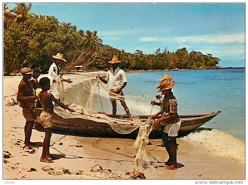 Réf : V 15-600  :   SEYCHELLES  THE PIROGUE TYPICAL FISCHING-BOAT - Seychellen