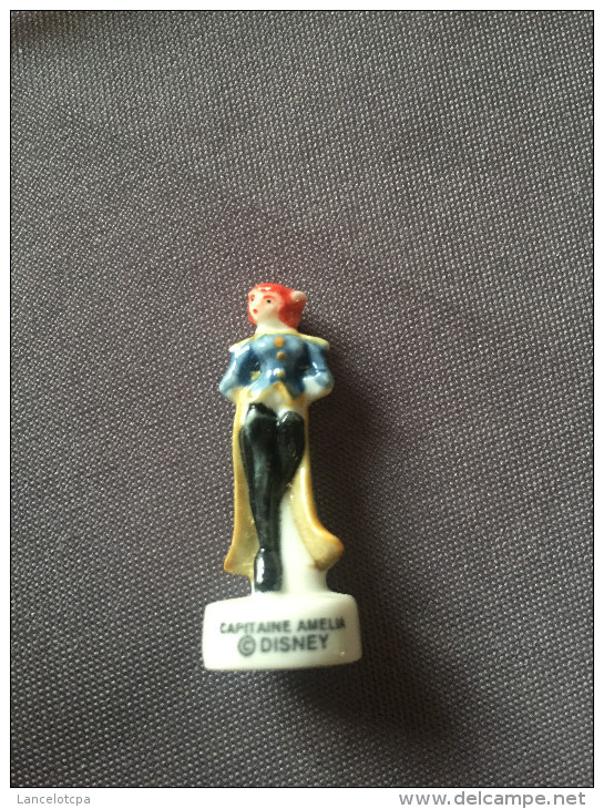 FEVE EN PORCELAINE / SERIE DISNEY - CAPITAINE AMELIA - Disney