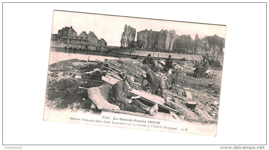 GUERRE 1914 1918 ... SOLDATS FRANCAIS DANS LEURS TRANCHEES SUR LES BORDS DE L YSER - Guerre 1914-18