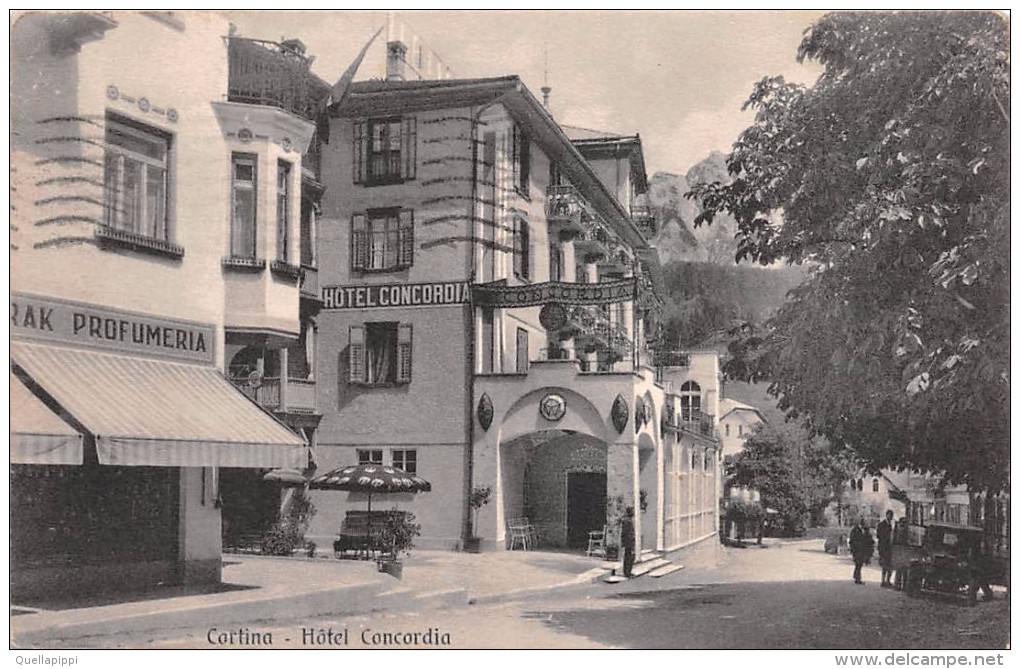 02864 "(BELLUNO) - CORTINA - HOTEL CONCORDIA" ANIMATA,  AUTO. FOT. G. GHEDINA.  CART.   SPED. 1932 - Belluno