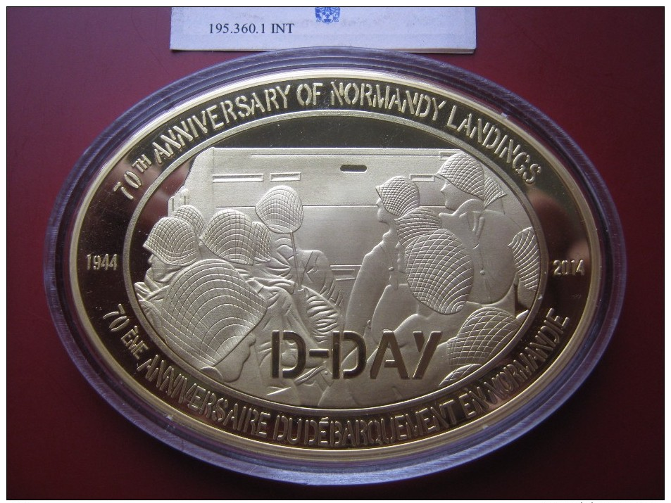 Gold-plated Medal D-Day 70th Anniversary Normandy Landing 1944 - 2014  85x62 Mm 100 Grammes - Autres & Non Classés