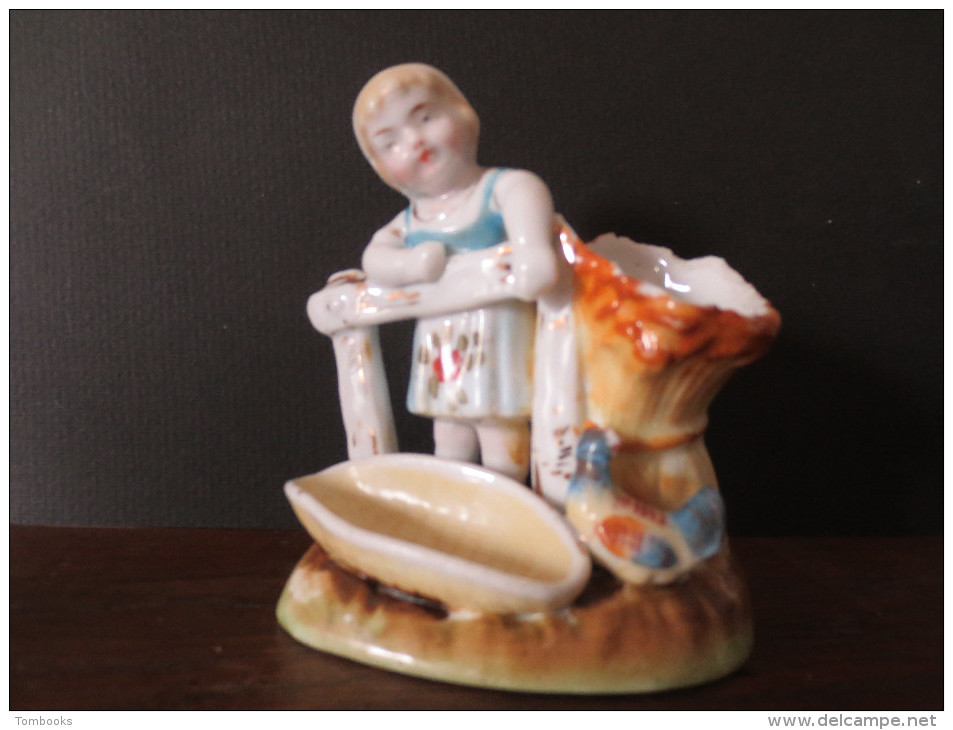 Pyrogène En Porcelaine - Petite Fille à La Basse - Cour - XIX E Siècle - - Mecheros (Pyrogenes)