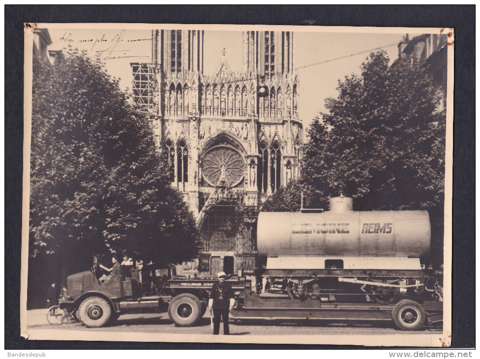 Photo Originale- Camion Semi Remorque Porte Wagon Systeme Lemoine Reims ( Devant La Cathedrale Agent Police Signature ) - Trains