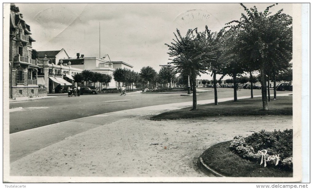 CPSM 44  LA BAULE SUR MER DEVANT LE CASINO 1952 - La Baule-Escoublac