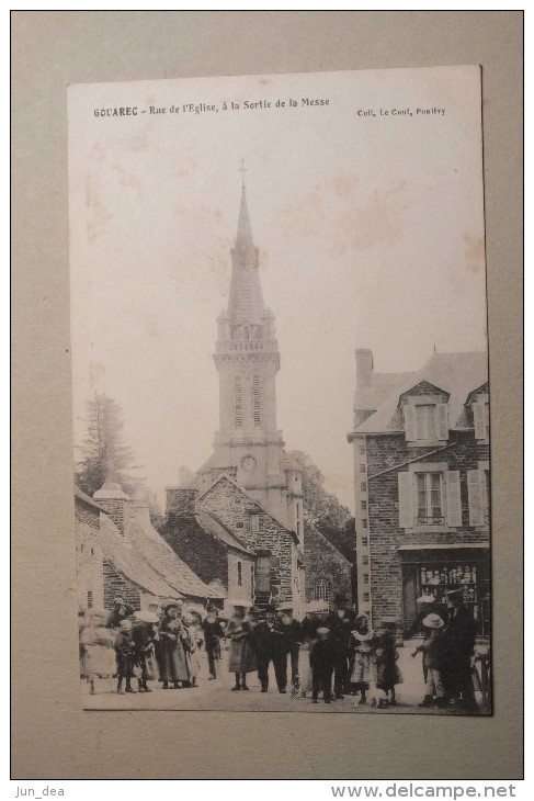 GOUAREC - RUE DE L EGLISE A LA SORTIE DE LA MESSE - Gouarec