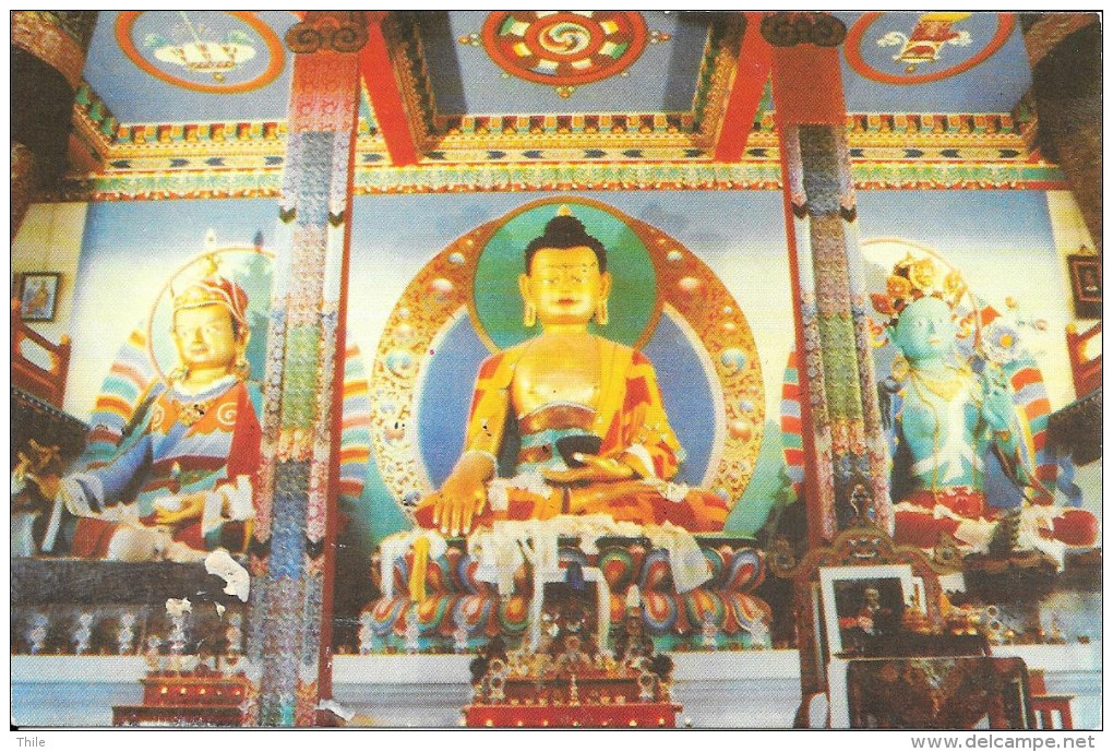 Les 3 Statues à L'intérieur Du Temple De Kagyu Ling - La Boulaye - Bouddhisme