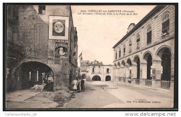 CPA Cadillac-sur-Gargonne, Les Arceaux Avec Reklameplakaten, Hôtel De Ville Et Porte De La Mer - Cadillac