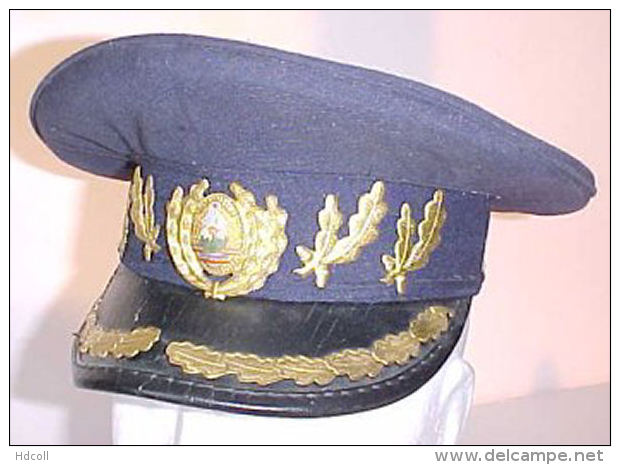 TRES BELLE CASQUETTE OFFICIER ROUMAIN  (ROUMANIE) - Copricapi