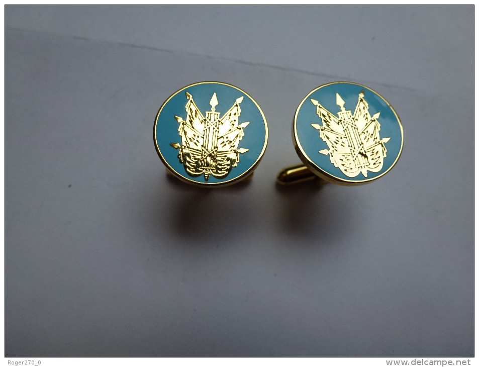 Paire De Bouton De Manchette , Armée Militaire - Buttons