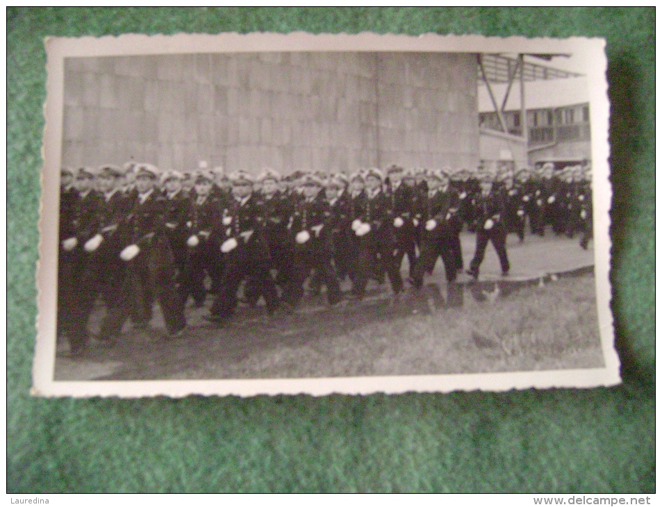 CARTE PHOTO CHARENTE MARITIME - MILITAIRES DE L´AIR -DEFILE -TERRAIN D'AVIATION LE 24 JUIN 1939 - Rochefort