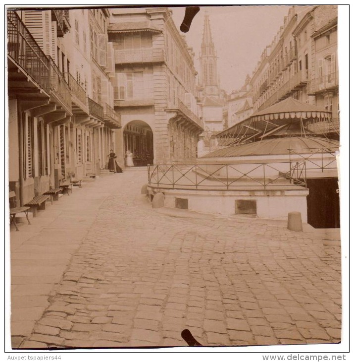 Photo Originale Scène De Vie - Bancs En Ville - Halle - Cathédrale En Fond - Arcades - Façades - La Rochelle ? Piétons - Alte (vor 1900)