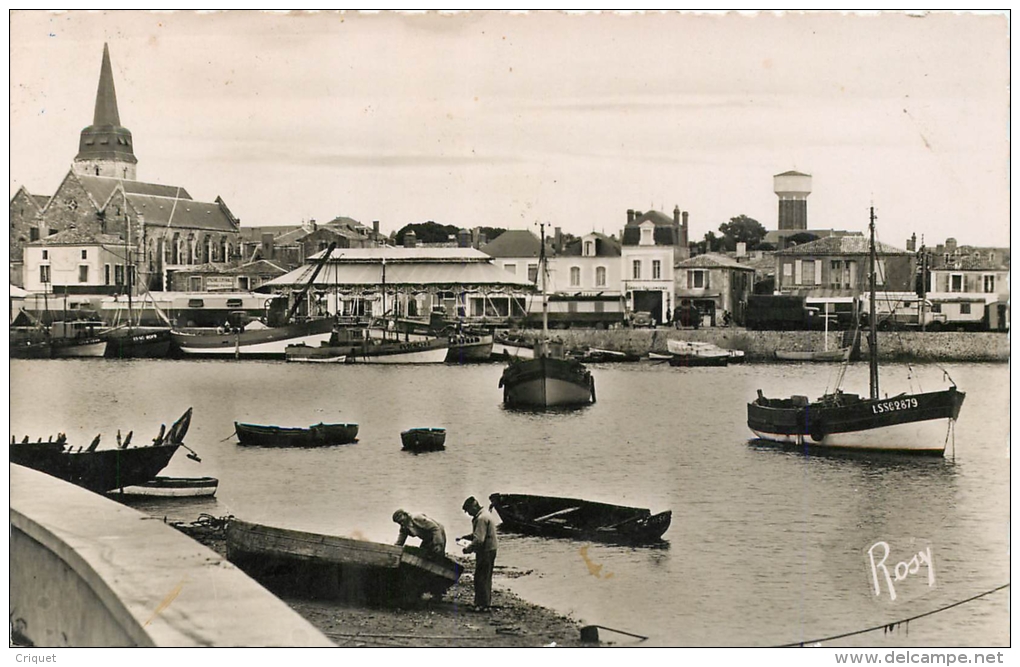 Cpsm 85 St Gilles Sur Vie, Un Coin Du Port, Bateaux Et Pêcheurs En Avant, Beau Chapiteau De Cirque Sur Le Quai - Saint Gilles Croix De Vie