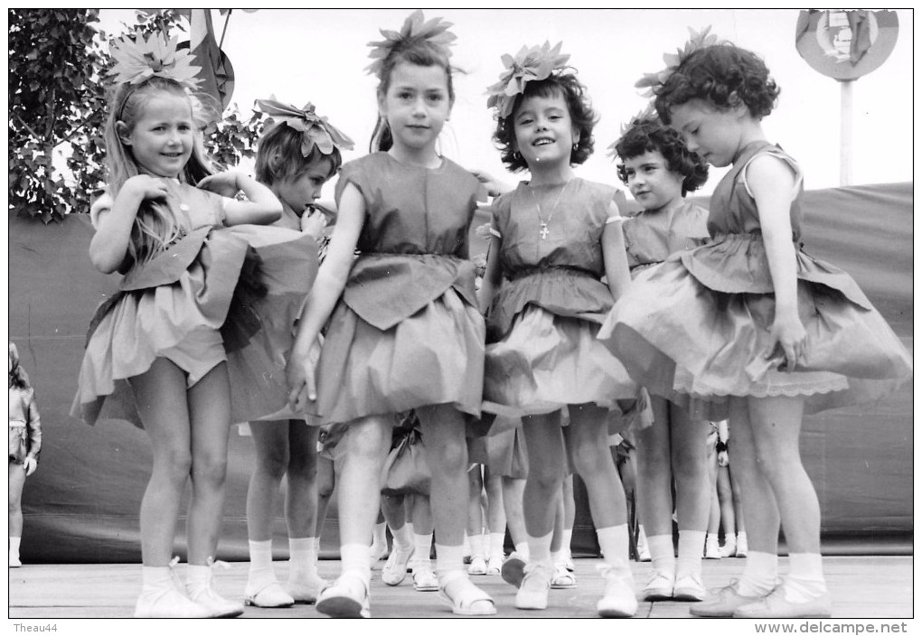 SAINT-NAZAIRE - Cliché De Petites Filles Sur Un Podium - Kermesse - Photographe P. Lemasson  - Voir Description - Saint Nazaire