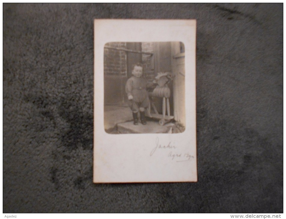 CPA Photo Enfant,cheval De Bois (jouet Ancien ). - Jeux Régionaux