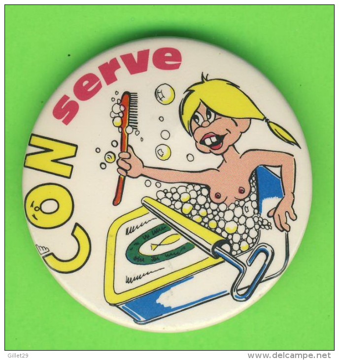 PIN´S, BADGES, MACARONS - HUMOUR - CON SERVE - FEMME NUE - BOITE DE SARDINE - - Other & Unclassified