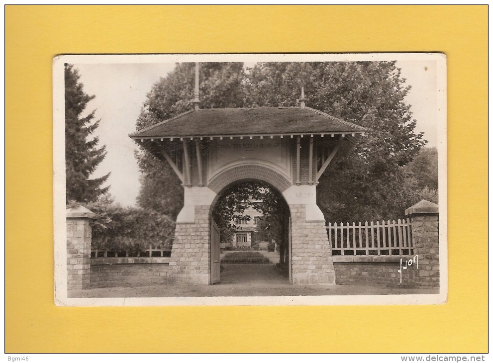 * CPSM..dépt 77..MONTIGNY Sur LOING  :  Entrée Des écoles Du XXème    : Voir  Les 2 Scans - Autres & Non Classés