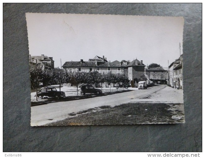 86 Sommières-du-Clain, Belle CP Années 1950, 2 CV Et Tub Citroën ; Ref 477 - Autres & Non Classés