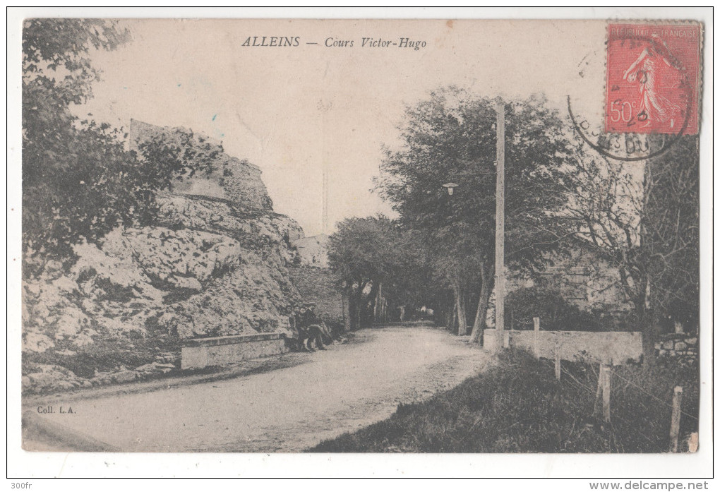 CP ALLEINS Cours Victor Hugo (13 Bouches Du Rhône) Animée Homme Femmes Jeunes Filles - Alleins