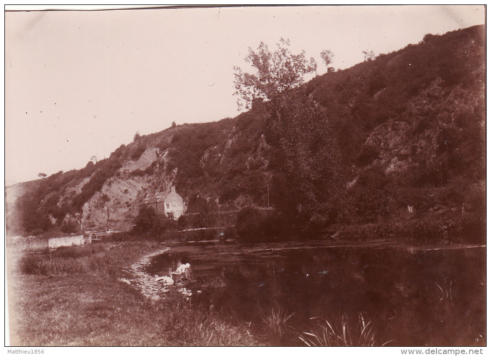 Photo 1900 PONT-D´OUILLY - Les Bords De L´Orne, Une Lavandière (A124) - Pont D'Ouilly