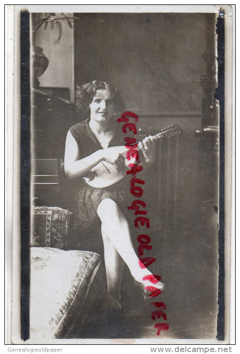 MUSIQUE - JOUEUSE DE MANDOLINE   RARE CARTE PHOTO - Music And Musicians