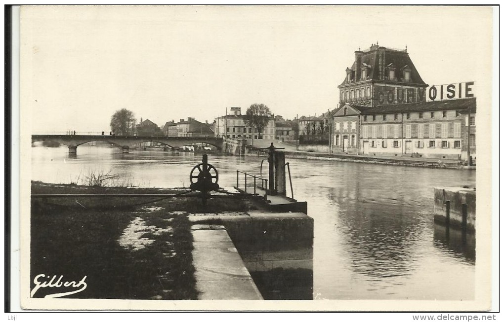 JARNAC , Vue Pruse De L' Ecluse Sur Le Pont Et Des Distilleries COURVOISIER , 1949 - Jarnac