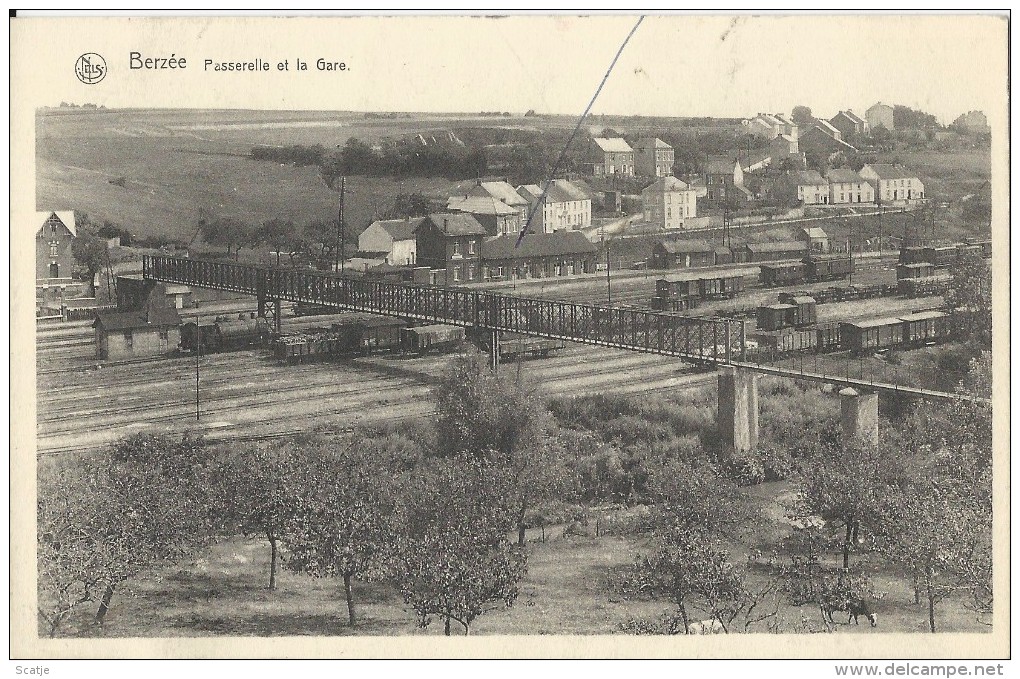 Berzée   Passerelle Et La Gare - Gares - Avec Trains