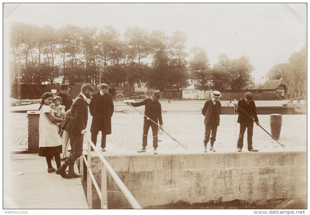 Photo 1900 OUISTREHAM - Pêcheurs Au Harpon Dans Le Canal (A124) - Ouistreham