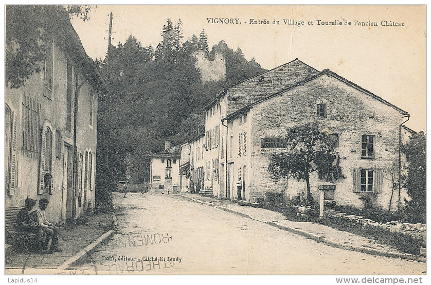 XX 636 / C P A  - VIGNORY     (52) ENTREE DU VILLAGE ET TOURELLE DE L'ANCIEN CHATEAU - Vignory