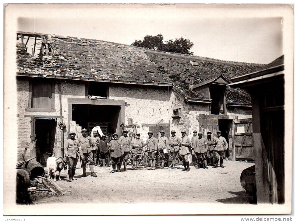 Photographie Originale - Soldats Français Dans Une Cour De Ferme - Guerre, Militaire