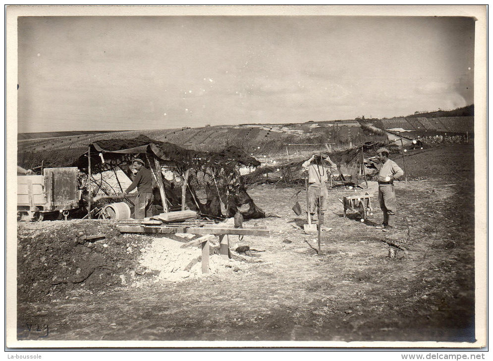 Photographie Originale - Creusement D'un Cimetière En Champagne - Mai 1918 - Guerre, Militaire