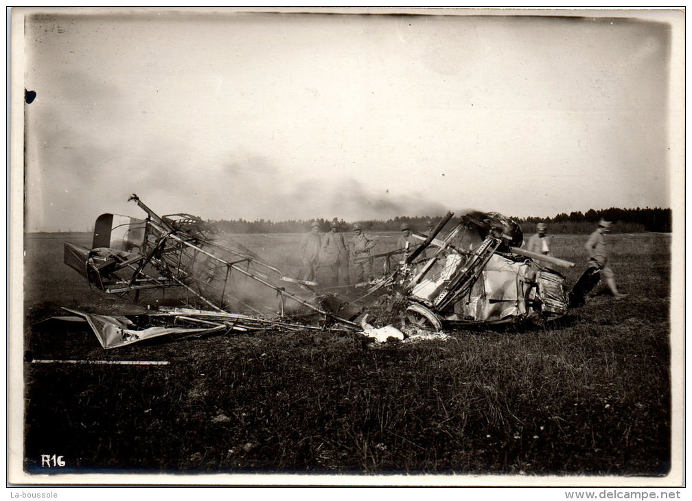 Photographie Originale - Avion Francais Abbatu - Le Pilote à Brulé - 1918 - Guerre, Militaire