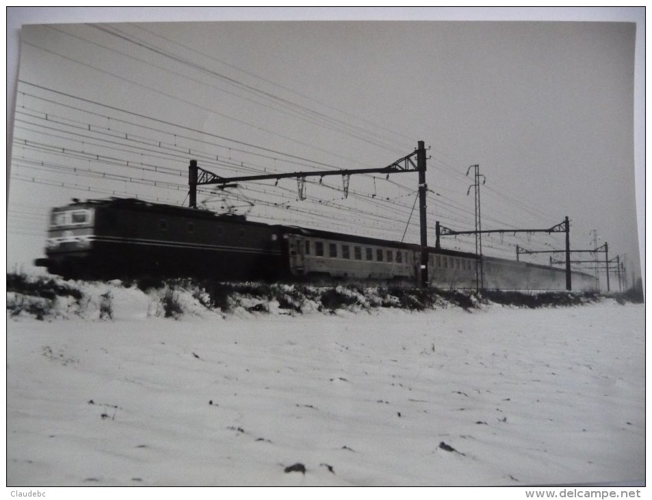 Locomotive électrique De Type CC 7100 Tractant Un Train Sur La Ligne PLM Dans Les Années 1960 - Eisenbahnverkehr