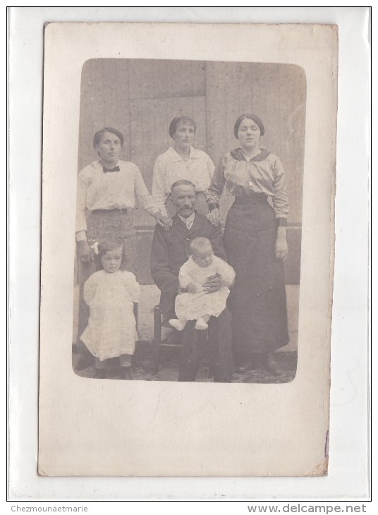 UNE FAMILLE - PAR TOURRETTE AUBENAS - CARTE PHOTO - Aubenas