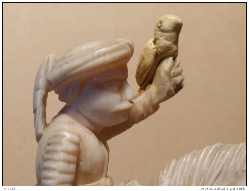QAJAR - fin XIXe - Fauconnier à cheval en plastique sauvage sur marbre griotte